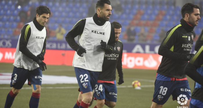 Jugador del Huesca calentando en El Alcoraz | Imagen: La Liga 