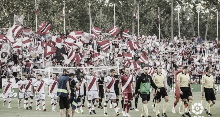 Jugadores del Rayo Vallecano saltando al césped | Fotografía: La Liga