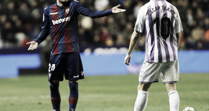 Óscar plano lamentándose en una jugada frente al jugador del Levante. Fotografía: LaLiga Santander 