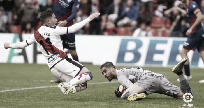 Embarba cayendo dentro del área | Foto: LaLiga Santander