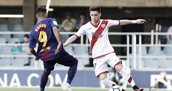 Álex Moreno tratando de desbordar ante un rival | Fotografía: La Liga