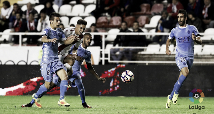Álex Moreno tratando de lanzar ante rivales | Fotografía: La Liga