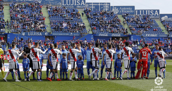Jugadores del Rayo Vallecano saludando a sus contrincantes | Fotografía: La Liga