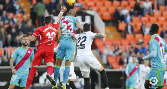 Dimitrievski despejando el esférico | Fotografía: La Liga