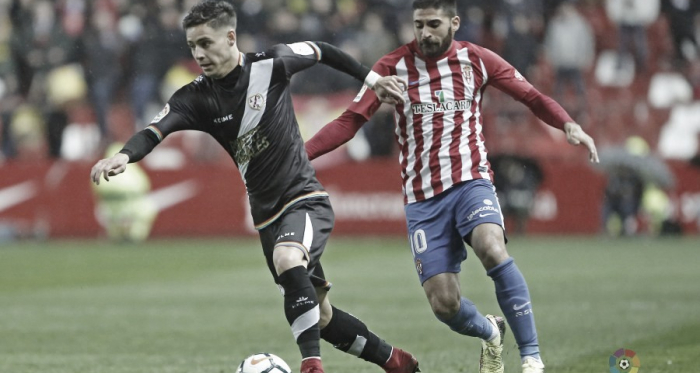 Álex Moreno conduciendo el esférico | Fotografía: La Liga