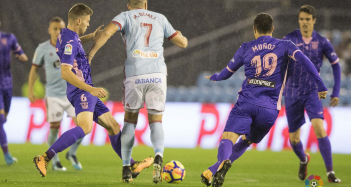 Maxi Gómez tratando de llevarse un balón frente a la zaga 'pepinera' en el Celta-Leganés de la pasada temporada | Foto: LaLiga Santander