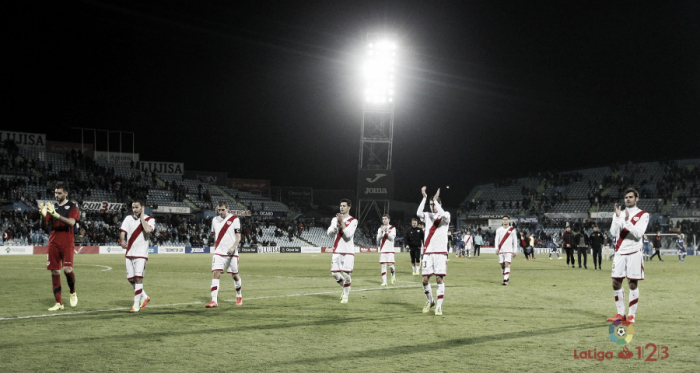 Jugadores del Rayo Vallecano aplaudiendo a la afición | Fotografía: La Liga