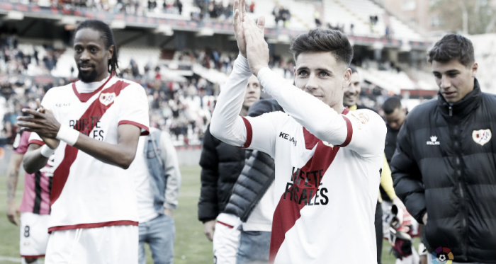 Álex Moreno aplaudiendo a la afición | Fotografía: La Liga