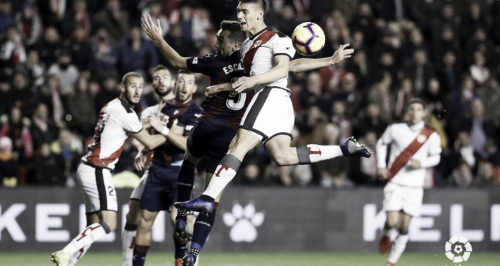Velázquez tratando de cortar una jugada | Fotografía: La Liga