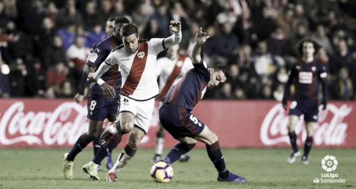 Trejo tratando de irse de dos rivales | Fotografía: La Liga