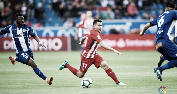 Wakaso persigue a Correa en un Alavés - Atlético de Madrid. / Foto: LaLiga