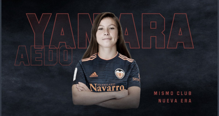 Yanara posando la nueva camiseta del Valencia CF| Foto: @VCF_Femenino