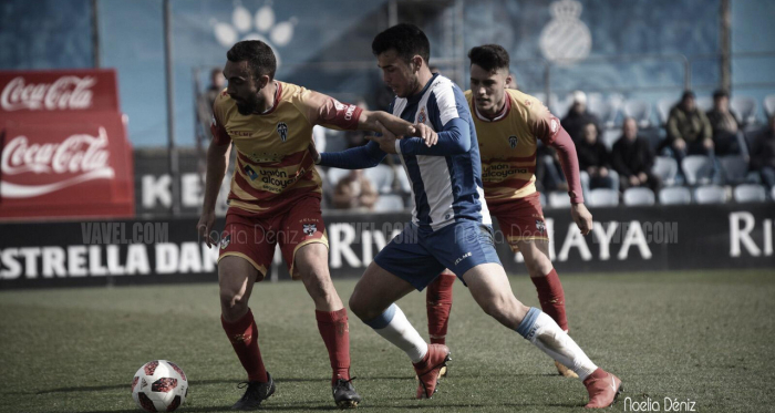 Jugadores del Alcoyano con Bermejo disputando el balón. Foto: Vavel (Noelia Déniz)