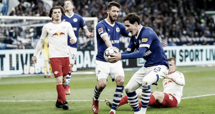 Rudy esbravejando contra marcação do árbitro (Foto: DFB)