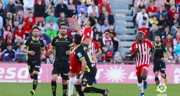 Jugadores de Granada y Almería disputando un balón. Foto: LaLiga