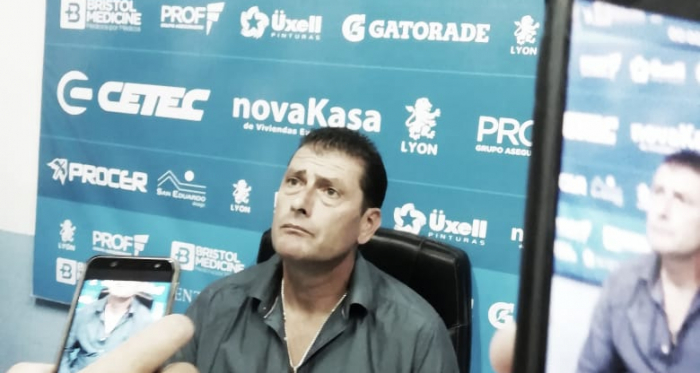 El DT Gasolero, en plena conferencia de prensa. Foto: VAVEL.
