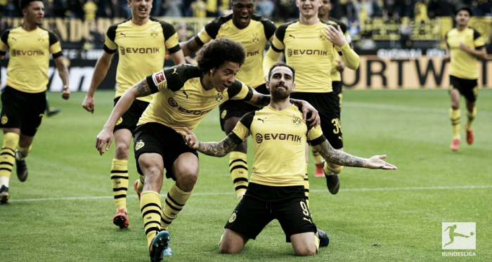 Paco Alcácer comemorando seu primeiro gol no jogo (Foto: Bundesliga)