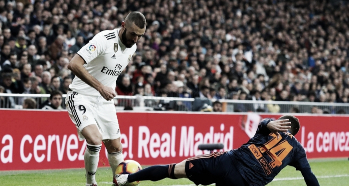 Benzema frente a Gayá / Foto: Realmadrid.com