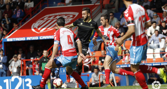 Vadillo ante tres defensas del Lugo. Foto: LaLiga