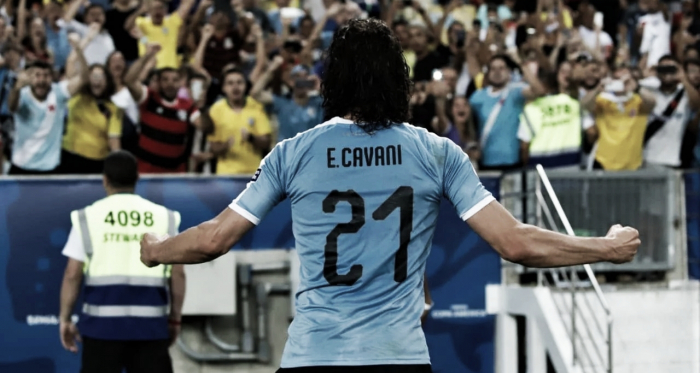 Edinson Cavani festeja con su gente el gol que le da la clasificación a la siguiente fase. || Foto: Twitter oficial Uruguay