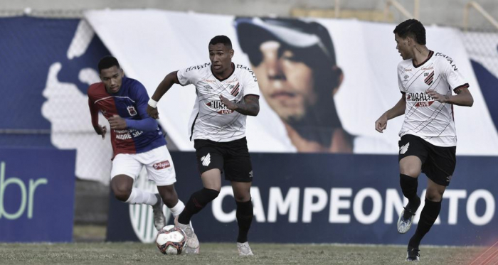 Athletico-PR resiste à pressão e vence clássico contra Paraná na Vila Capanema
