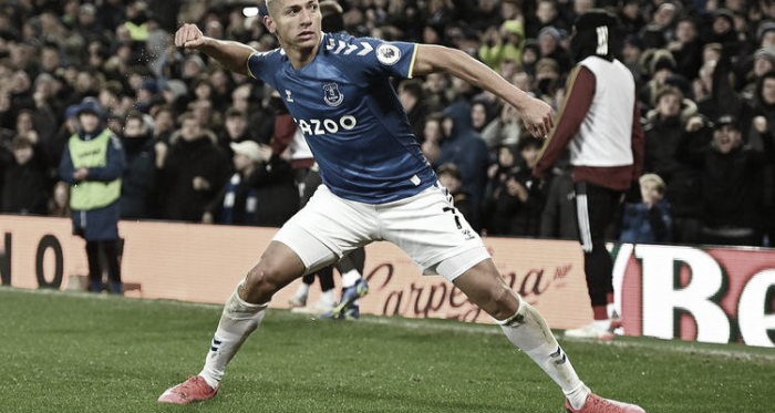 Everton supera Arsenal de virada e volta a vencer após oito rodadas