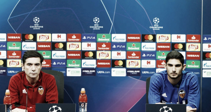 Marcelino García Toral y Gonçalo Guedes en la rueda de prensa previa al partido de Champions | Foto: Valencia CF