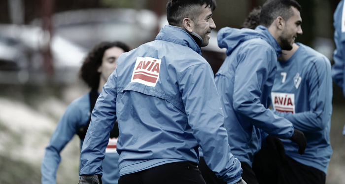 Charles y sus compañeros en un entrenamiento // Foto SD Eibar