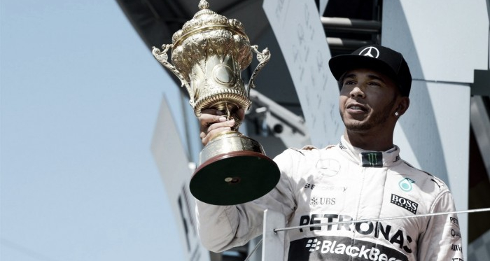 Vuelta al 2015. GP de Gran Bretaña: Lewis Hamilton, profeta bajo la lluvia