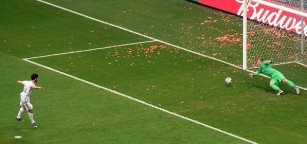 2014 World Cup: Spain, Netherlands Tied 1-1 at Halftime