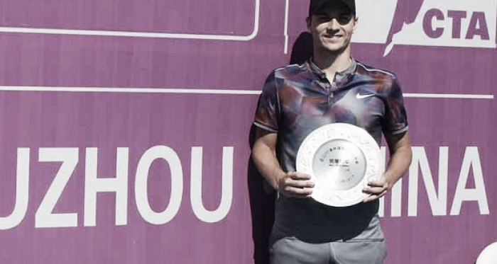 Kecmanovic holds his Suzhou shield (ATP Challenger Tour)