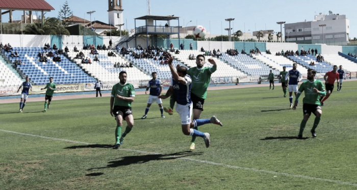 Yacine intentando rematar un balón (Foto: UD Melilla)