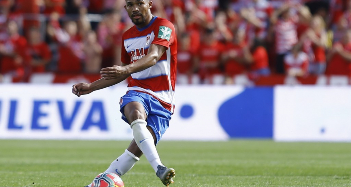 Herrera ejecuta un pase ante el Betis. Foto Pepe Villoslada/Granada CF