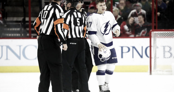 Yanni Gourde enviado al vestuario tras su acción por los árbitros | Foto: Gregg Forwerck/Getty Images