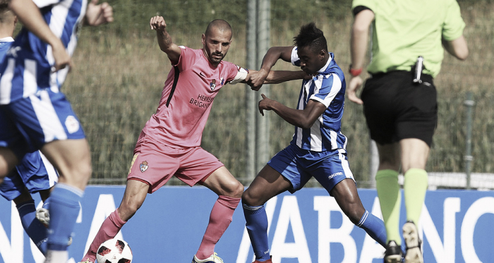 Yuri pugna por mantener el balón con un defensor del Fabril | Foto: InfoBierzo.