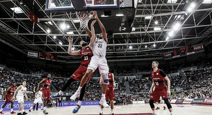 Tavares ante Radovic / ACB.COM
