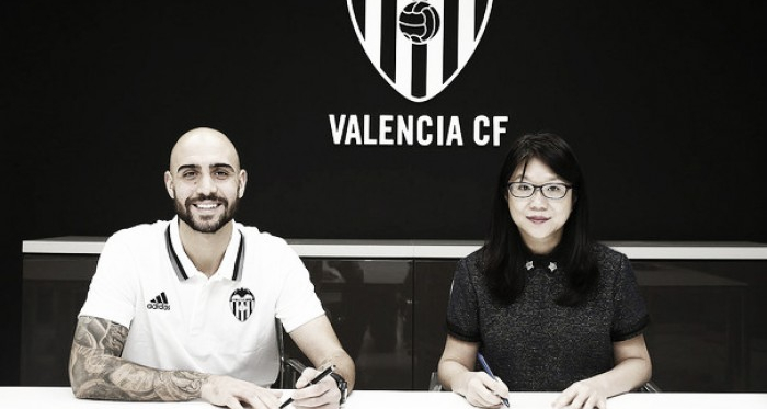 Após muita novela, Valencia oficializa contratação do atacante Zaza