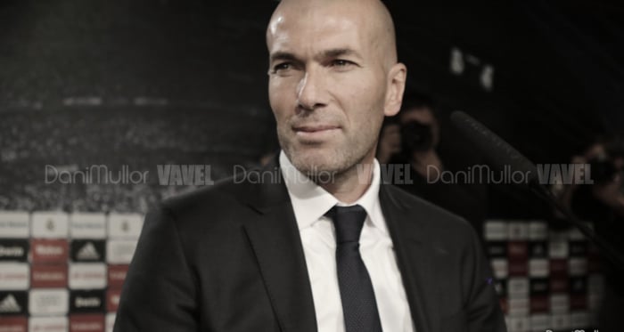 Zidane se pasea tranquilo por el Camp Nou