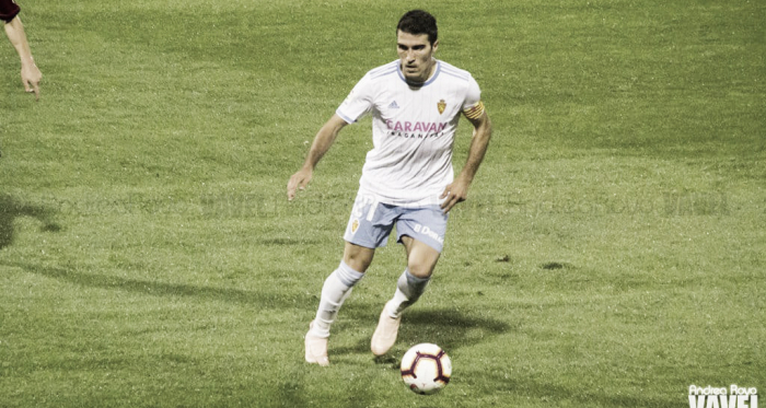 Alberto Zapater con el balón esta temporada / FOTO: Andrea Royo, VAVEL