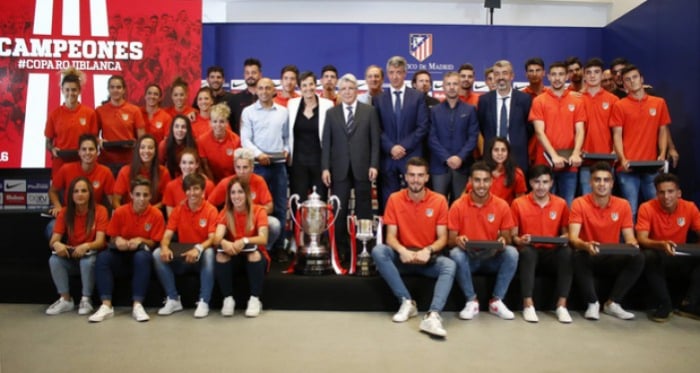 El Atlético homenajea al Féminas y Juvenil por sus títulos coperos