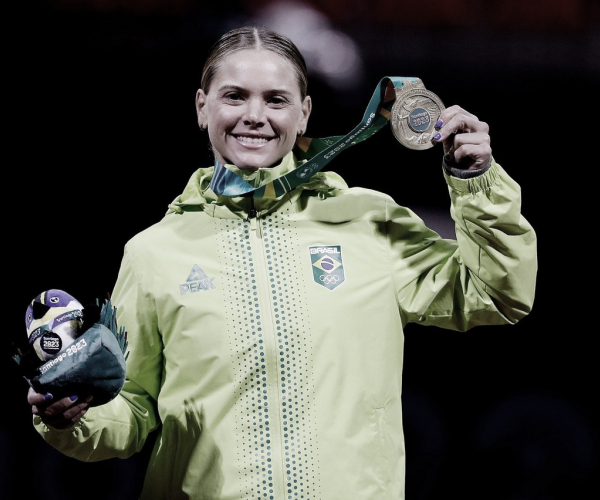 Laura Pigossi brilha, é medalha de ouro em simples e faz história para o Brasil