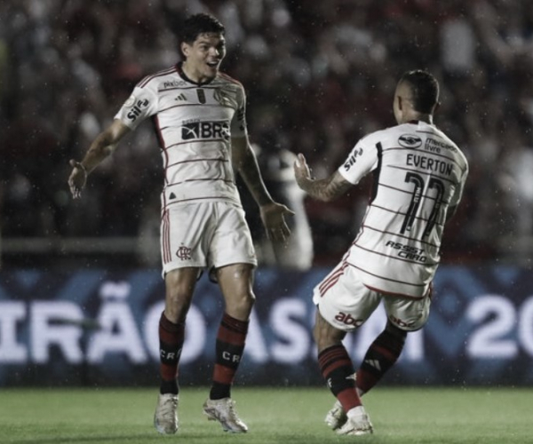 Flamengo vence América-MG e encosta na liderança do Brasileirão