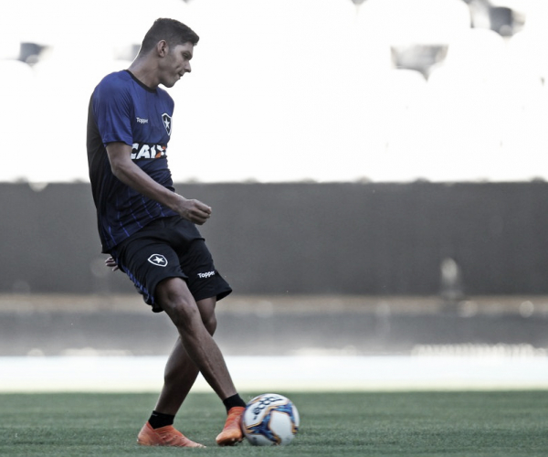 Promovido ao time profissional, Igor Cássio busca oportunidade para estrear no Botafogo