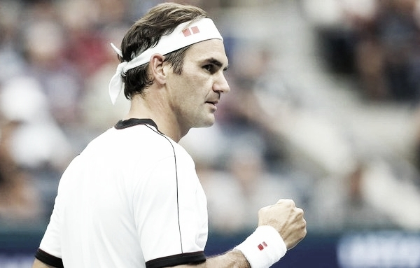 Federer sofre mais uma vez, mas bate Dzumhur em sua partida de número 100 no US Open