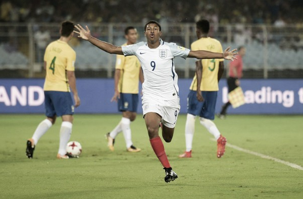 Artilheiro Brewster dá show e Inglaterra elimina Brasil na Copa do Mundo Sub-17