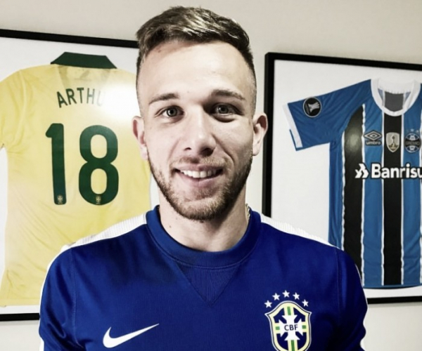 Arthur comemora primeira chance na Seleção Brasileira principal: "Bochecha doendo de tanto sorrir"