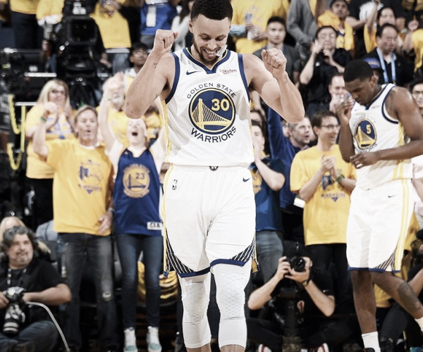 Curry destrói Los Angeles Clippers, e Golden State Warriors saem na frente nos playoffs da NBA