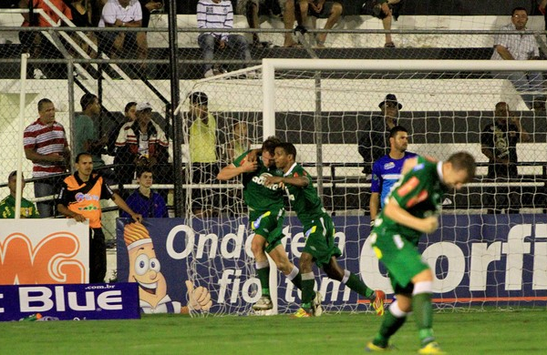 Chapecoense vence em Arapiraca e segue na liderança da Série B