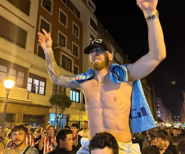 Los jugadores del Athletic celebran la Copa por las calles de Bilbao