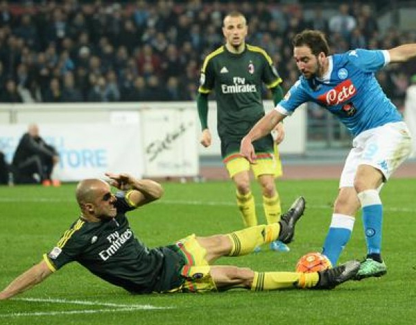 Deviazioni decisive al San Paolo: tra Napoli e Milan finisce 1-1 e la Juventus rimane in testa